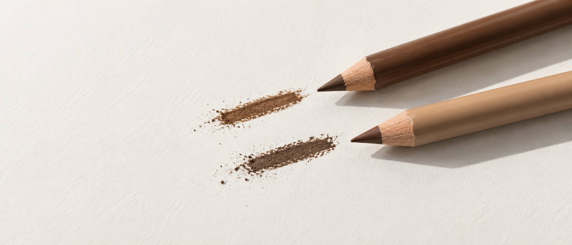 Crayons a sourcils tailles et traces de pigment sur un papier